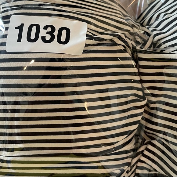 Nip Tuck Swim
Women size 10
Multifit cup
Black white strip
85%Nylon 15%spandex - Picture 11 of 11